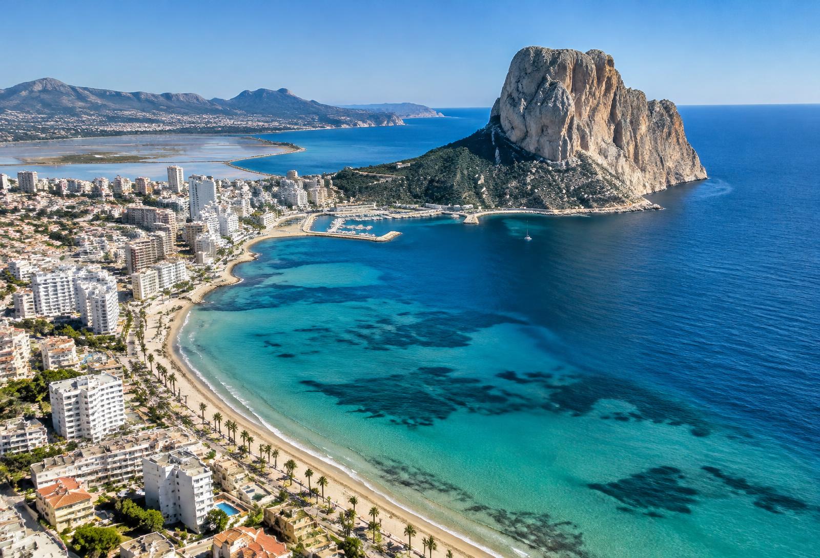 Cala de aguas turquesas en la Costa Blanca