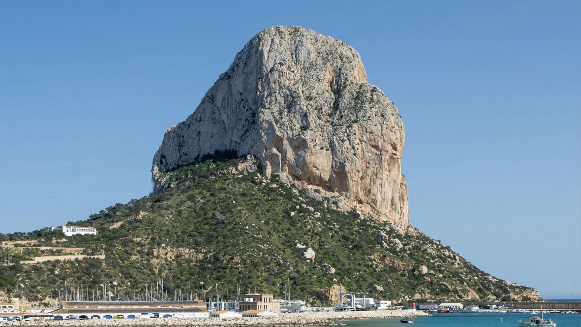 De Peñón de Ifach in Calpe, boven de Middellandse Zee